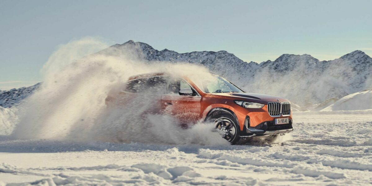 BMW X1 v zimě na sněhu