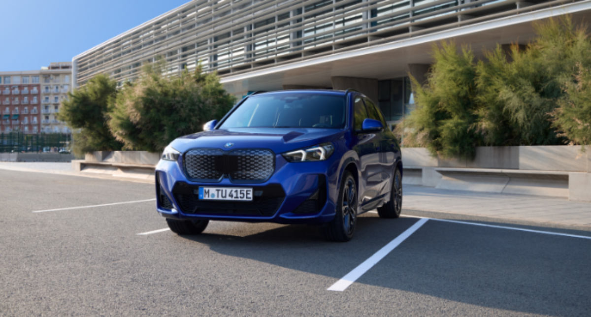 BMW i X1 e Drive20 z boku